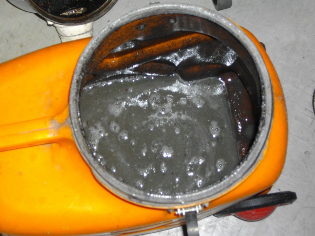 エアコン洗浄　廃液